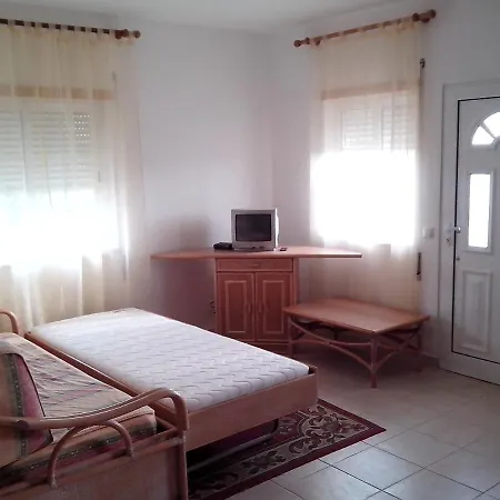 Remarkable 1-bed In Olhos De Agua Αλμπουφέιρα